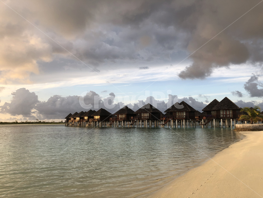 몰디브,maldives,휴양지,섬,island,하늘,dawn,daybreak,새벽,sky,구름,cloud,colorful,자연,nature,바다,해변,sea,beach,seaside,실루엣,silhouette,로맨틱,romantic,outdoors,옥외,ocean,물,해안선,coast,대양,weather,날씨,적운,cumulus,watervilla,물결,waves,모래사장,sand,sandybeach,house,집,숙소,리조트,resort,건물,building
