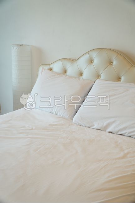 침대,침구,이불,베게,숙소,화이트,침구류,패브릭,가구,베개,실내,인테리어,침실,베드,furniture,indoors,interiordesign,bed,pillow,white,하얀,천,하양,하얀색,밝은,휴식,cotton,순수한,청아한,따뜻한,따사로운,이부자리,포근함,감성,따뜻함,조명,반듯한,정리된,정돈된,정리정돈