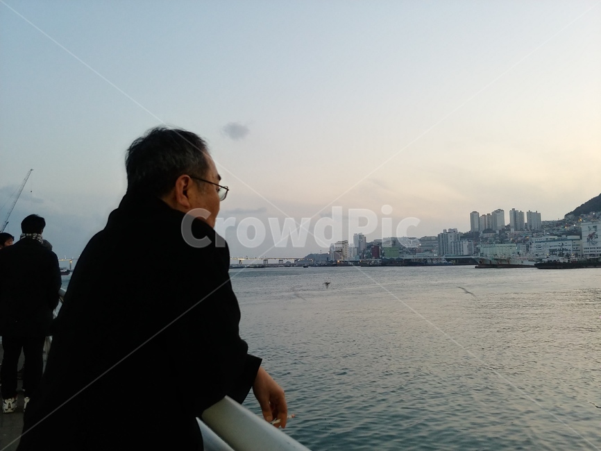 남자,human,인간,person,사람,아빠,아버지,바다,바닷가,저녁,씁쓸,아저씨,man,profile,옆태,옆모습,아련,쓸쓸,가장,부모,부모님,sea,고독