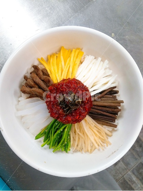 비빔밥,한국,한국음식,한국조리,한식,고추장,계란,지단,밥,묵,도라지,고사리,다양한,정갈한,음식,채소,고기