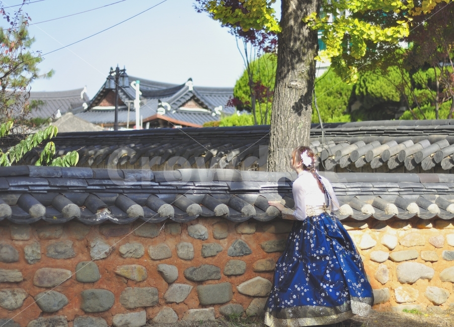 전주한옥마을,한복,엿보기,엿보美,경기전,전주,한옥,담장,기와,돌벽,한국전통,한국문화,korean traditional,korean culture,한복,한국전통의상,hanbok,korean traditional clothes,사람,인물,인간,human,person,여성,여자,woman,female,lady,연출,컨셉,콘셉,direction,concept