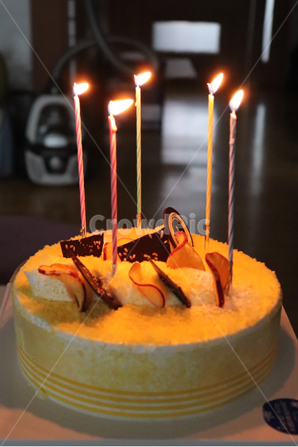 케이크,고구마케이크,촛불,디저트,생일,기념일,축하,anniversary,congratulation,celebrate,celebration,음식,식재료,요리,food,cook,meal,dishes,food reserves,디저트,간식,후식,dessert,snack