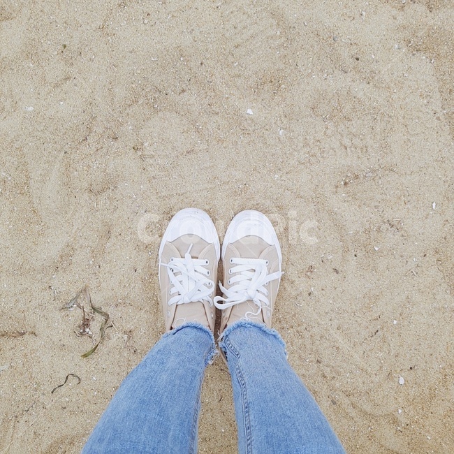 소녀,발,신발,해변,모래사장,청바지,여자,여자신발