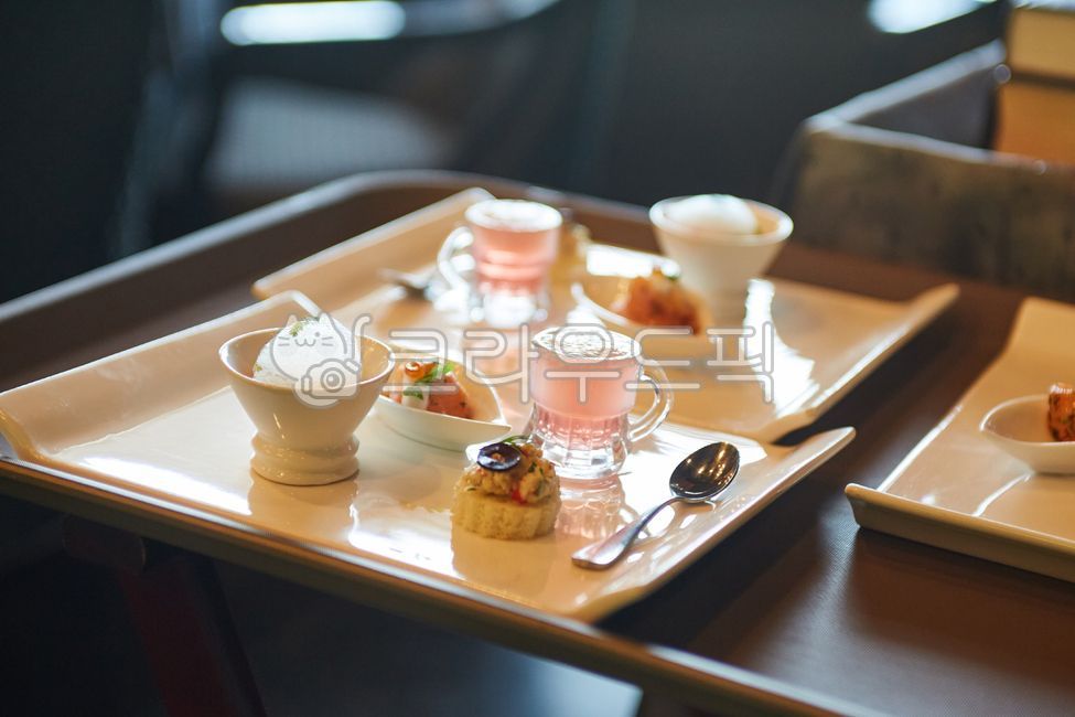 연어,연어요리,프랑스요리,프랑스레스토랑,salmon,요리,레스토랑,데이트,정찬,음식,계란,food,appetizer,에피타이저,에피다이저세트,럭셔리,달콤함,고급스러운,이쁜음식,숟가락,spoon,cream,디저트,dessert,크림,타르트,마늘거품,케이크,sweets,과자,플래이팅,플레이팅,핑거푸드