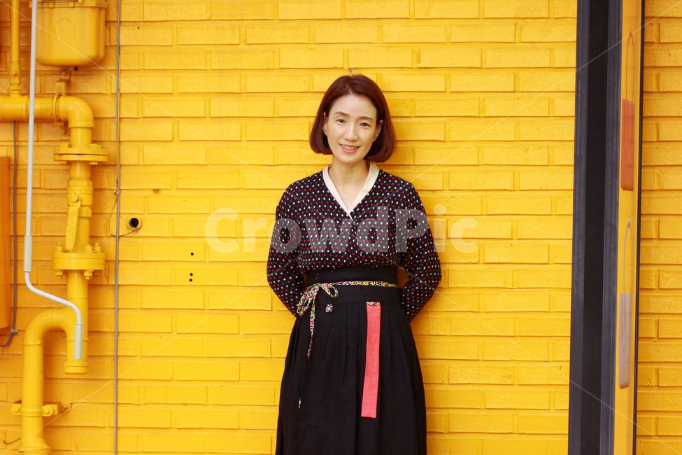 어머니,생활한복,50대,여성,야외,노란배경,미소,웃는여자,smile,woman,노란벽돌,mom,mother,노란색,yellow,뒷짐,단발머리,한복,한국전통의상,hanbok,korean traditional clothes,사람,인물,인간,human,person,얼굴표정,facial expression,face,여성,여자,woman,female,lady,패션스타일,의상,fashion,style,색깔,색상,색채,색감,color sense,color sensitivity,feeling of color