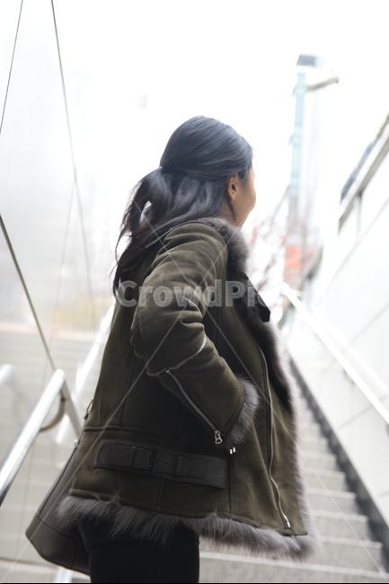 clothing,의류,의복,겨울옷,옆모습,지하철,계단,반묶음,무스탕,여자,사람,인물,인간,human,person,여성,여자,woman,female,lady
