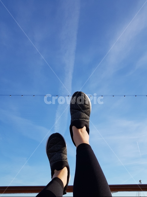 clothing,의류,apparel,의복,footwear,신발류,shoe,자유,free,sky,view,하늘,구름