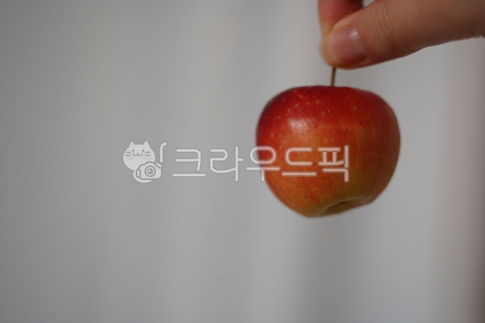 mini apple,apple,red apple,fruit,apple,finger,hand