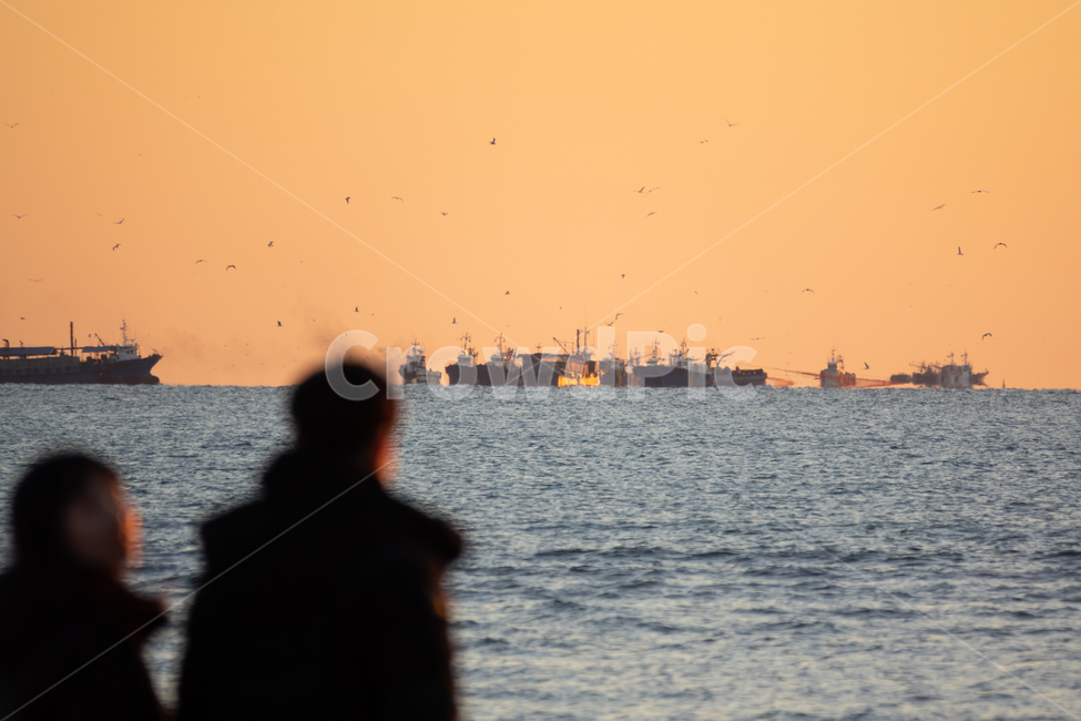 바다,일몰빛,여명,겨울,따스함,사람,인물,인간,human,person,여행,휴가,traveling,vacation,trip
