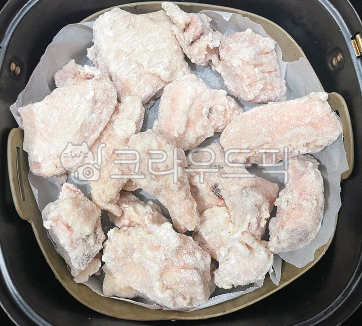냉동식품,냉동치킨,냉동통닭,냉동,에어프라이어요리,음식,닭고기,닭요리,닭,종이호일,비조리,food