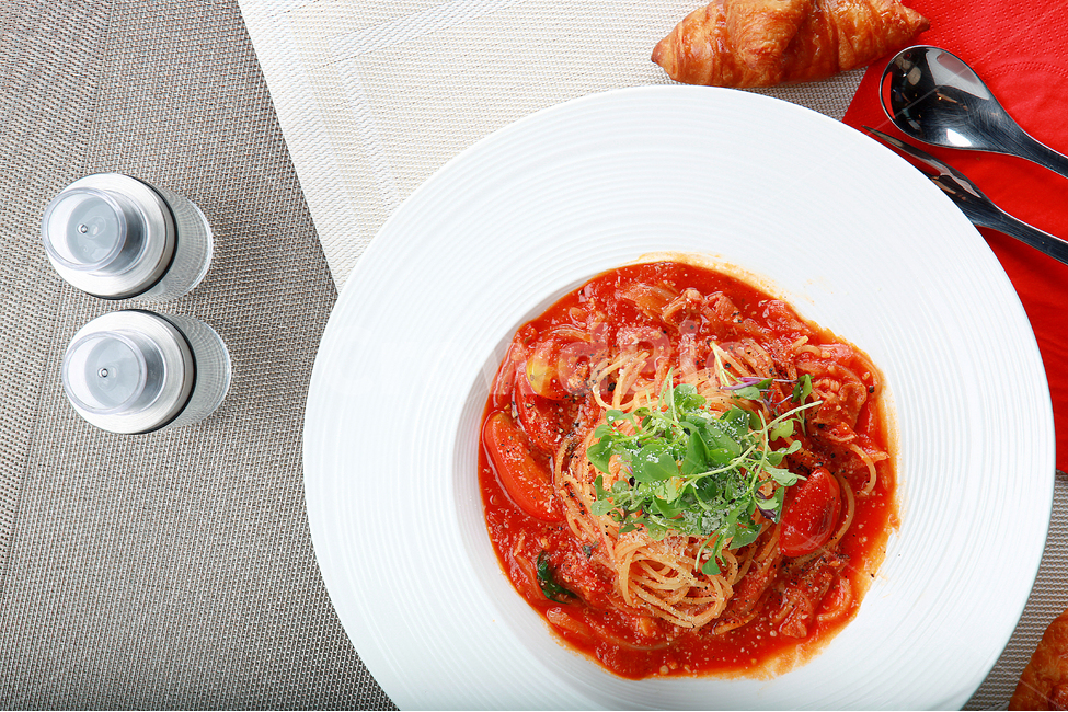 cream pasta,seafood dish,lunch,tableware,spaghetti,recipe,plate,sauce,tomato,vegetable,Spaghetti,cookbook,flour,pasta,seafood spaghetti,ingredients,cooking,seafood,noodle dish,sprout,noodles,cook,food photography,cuisine,squid dish,dinner,food,meal,sprout