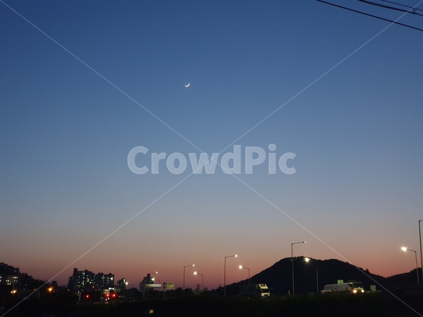 김해,해질녘,초등달,도로위,아름다움,외로움,쓸쓸함,복잡한