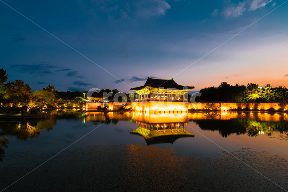 동궁과월지,안압지,경주,경주야경,야경,야경,밤,풍경,nightscape,night,landscape,한국전통,한국문화,korean traditional,korean culture,랜드마크,landmark,tourist attraction,한국랜드마크,한국관광지,한국명소,korea landmark,korea tourist attraction,architecture,건축물,building,건물,pagoda,탑,shrine,신사,worship,예배