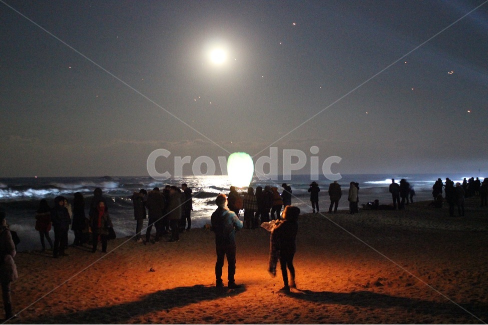 풍등,바다,달,야경,해맞이,새해,별,밤,희망,해변,바다,beach,sea,야경,밤,풍경,nightscape,night,landscape,사람들,대중,군중,other people,crowd,축제,행사,festival,carnival,event