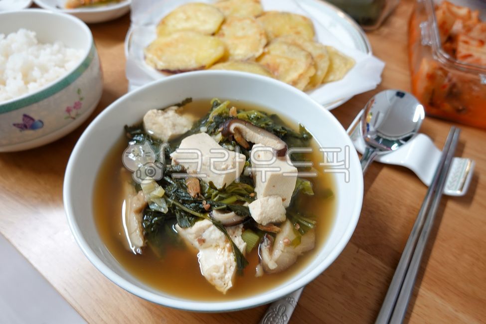 된장국,된장,두부,국그릇,숟가락,젓가락,잔치,음식,한상차림,한상,요리,건강,유기농,맛있는,식재료,한식,식사,한끼,한국요리,전통요리,쌀밥,고구마전,김치,한국문화,bowl,사발,food,dish,meal