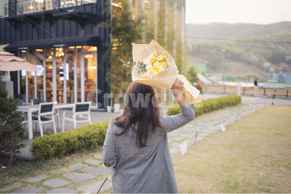 꽃선물,로즈데이,커플,꽃다발,장미,햇빛,따듯함,선물,행복,사람,인물,인간,human,person,여성,여자,woman,female,lady,기념일,축하,anniversary,congratulation,celebrate,celebration