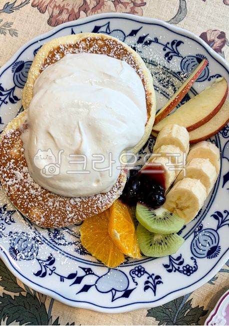 bread,bakery,souffle,fruit,pancake,cream,plate,food,cafe,dessert,whipping cream,cake,brunch,hot cake