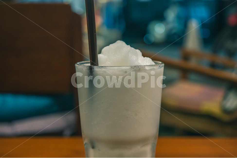코코넛,쉐이크,코코넛쉐이크,카페,시원한,달콤한,cold,shake,나무테이블,하얀색,디저트,빨대,컵,음료,여름음료,음료수,drink,beverage