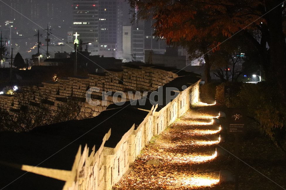 성곽길,낙산공원,야경,산책로,돌담길,야경,밤,풍경,nightscape,night,landscape,한국전통,한국문화,korean traditional,korean culture,건축물,건물외관,exterior,building,structure,architecture,construction,banister,난간,handrail