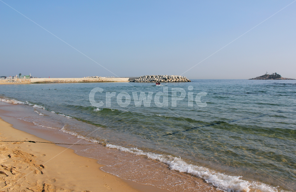 한국,대한민국,배,보트,교통수단,방파제,안전,보호,시멘트,자연,풍경,바닷가,해안,해안가,모래,모래사장,해변,해수욕장,모래밭,물,바닷물,바다,물결,젖은,맑은,깨끗한,브라운,투명한,투명,파도,갈색,파랑,블루,청색,해안선,파란색,바다풍경,물가,뭍,육지,하늘,낮,섬