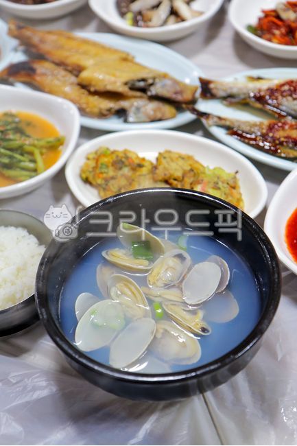 Clam hangover soup,clam soup,clam,soup,clams,soup,food,rice,earthenware pot,bowl,Korean food,dining table,restaurant,food,seafood,hangover soup,indoors,Korea,seafood,fish,meal,side dish