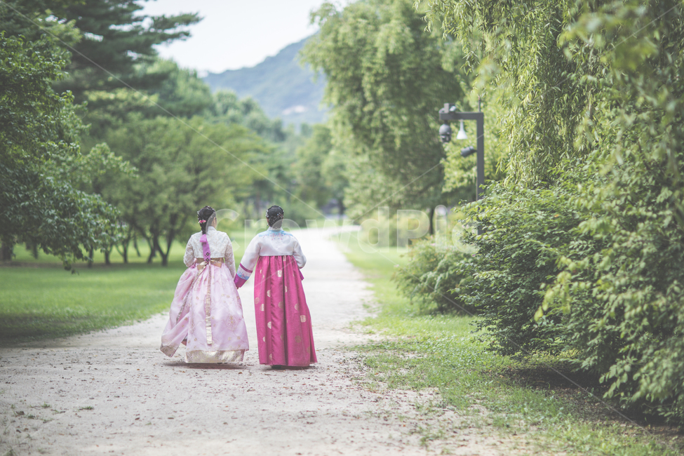 사람,여자,모녀,어머니,딸,한복,전통,풍경,길,뒷모습,human,woman,mother,daughter,hanbok,tradition,landscape,road,back,한국전통,한국문화,korean traditional,korean culture,한복,한국전통의상,hanbok,korean traditional clothes,사람,인물,인간,human,person,여성,여자,woman,female,lady,가족,패밀리,family,감성,sensible,feeling