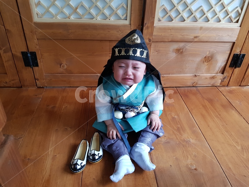 한복,돌잔치,우는아기,도련님,돌사진,버선,고무신,아기한복,사람,인물,인간,human,person,영유아,아기,애기,아이,infants,baby