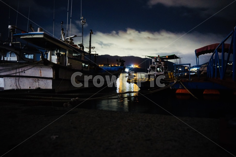 Night view,beach,night sea,dockside,ship,fishing boat