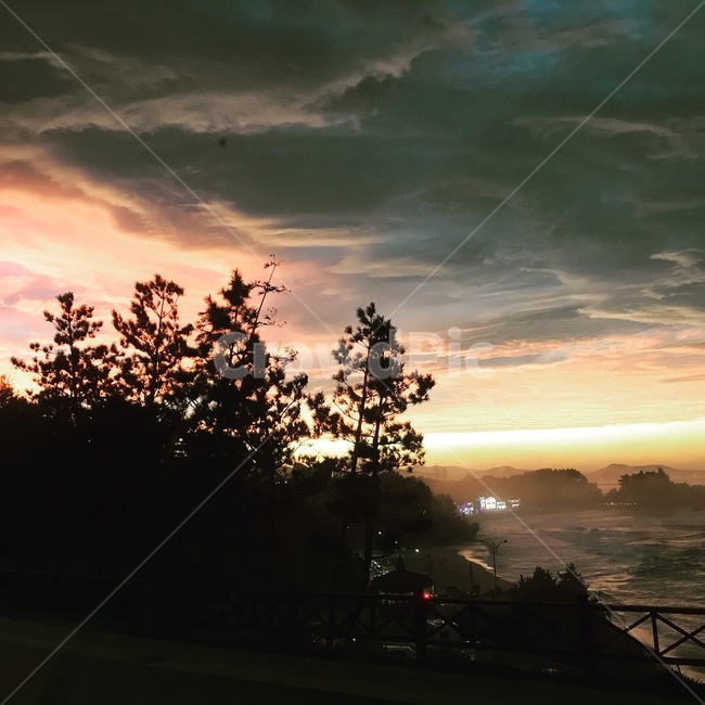 저녁,바다,석양,해,일몰,해무,자연,풍경,nature,landscape,outdoors,옥외,dusk,황혼,sunset,sky,하늘,dawn,새벽,red sky,붉은 하늘