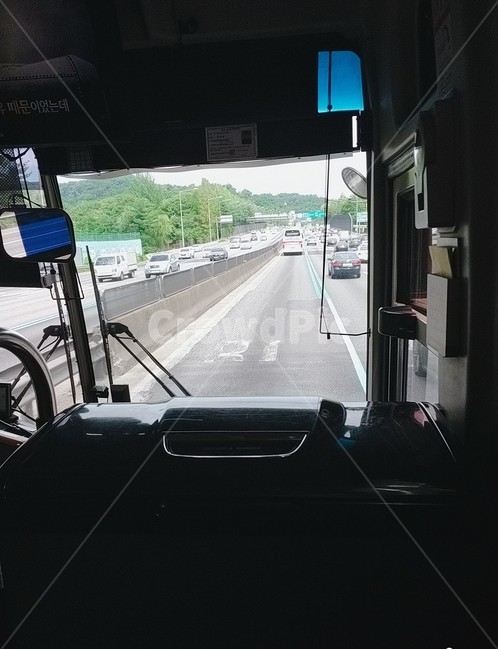 차,도로,car,버스,고속버스,고속도로,내부,실내,운전,창문,낮,아침,교통