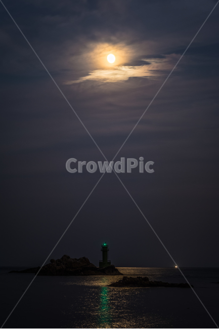 등대,바다,밤바다,구름,달,달무리,분위기,밤하늘,자연,풍경,nature,landscape,등대,lighthouse,야경,밤,nightscape,night,색깔,색상,색채,색감,color sense,color sensitivity,feeling of color,outdoors,옥외