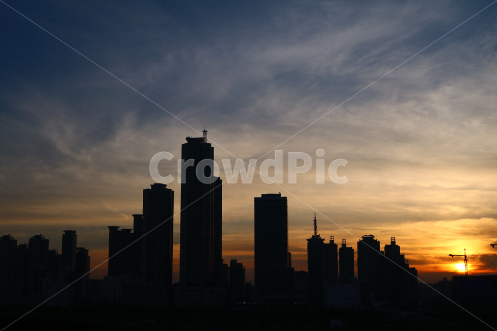 일몰,실루엣,건물,도시,하늘,서울,고층빌딩,빌딩,구름,해질녘,도시,풍경,city,landscape,실루엣,그림자,silhouette,shadow,nature,자연,outdoors,옥외,sky,dusk,황혼,red sky,붉은 하늘,dawn,새벽,sunset