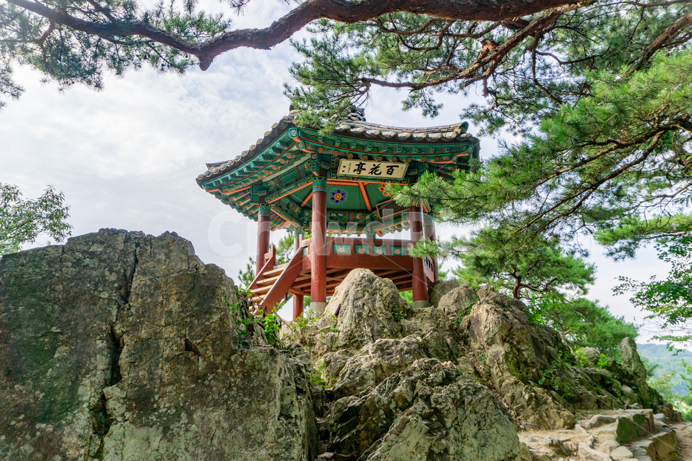 백화정,낙화암,부소산성,부소산,백제,부여,누각,한국전통,전통건축,korea,architecture,building,temple,신전,worship,shrine,유적지,유네스코,unesco,문화유산,문화,백제유적,세계유산,삼천궁녀,흐린날씨,여름,늦여름,관북리,쌍북리,한국전통,한국문화,korean traditional,korean culture,건축물,건물외관,exterior,building,structure,architecture,construction
