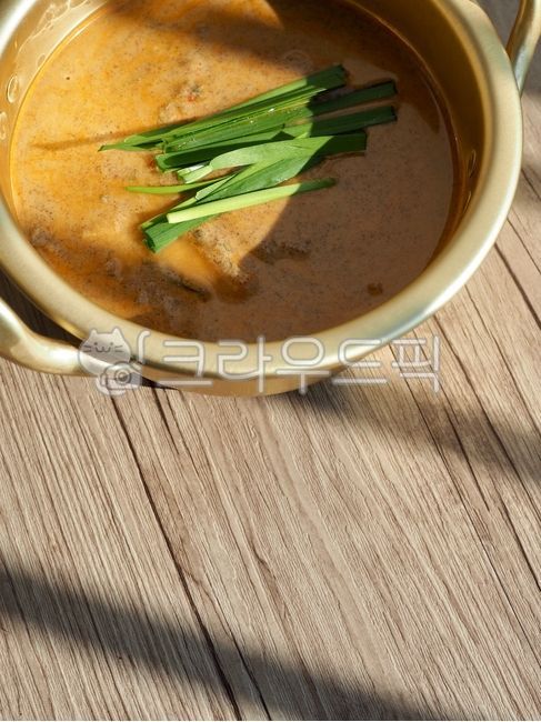 soup,lunch,loachsoup,hot,loachtang,chueotang,Korean food,chives,cooking,nutritious food,nutritionalfood,traditionalfood,koreanfood,Loach Soup,Chueotang,Korean,dinner,food,nickel silver pot,health food,Lunch,Soup,meal,Loach soup,comfortfood,traditional foo