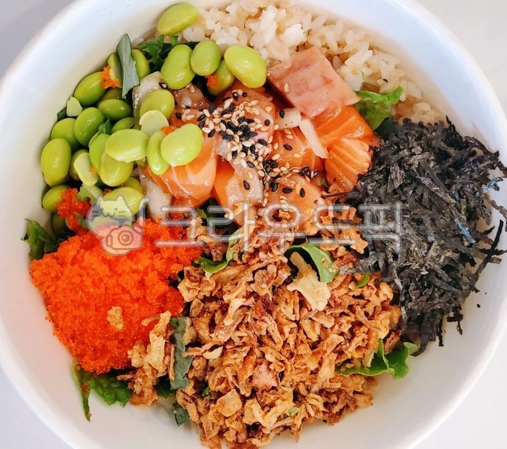 연어덮밥,마늘후레이크,김,날치알,김가루,완두콩,튀긴마늘,마늘튀김,마늘,슬라이스마늘튀김,콩,야채,채소,생선회,연어회,연어,생선,회,날음식,사시미,상추,회덮밥,덮밥,비빔밥,검은깨,깨,참깨,음식,요리,식사,food,dish,cook,meal,fish