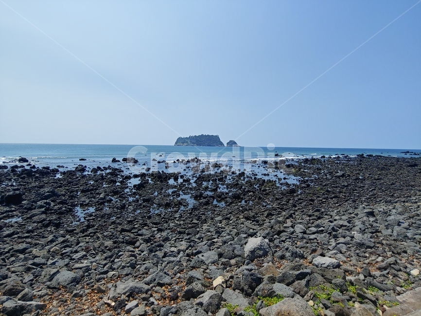 섬,바다,해안,바위,해변,sea,sky,cloud,blue,white,black,구름,그림자,비침,잔잔함,검은,island,물결,파도,waves