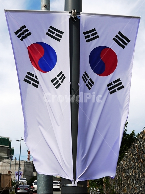 태극기,태극,국기,깃발,대한민국,한국,도시,공원,도로변,애국심,휘날리는,깃봉,깃대,하늘,펄럭,펄럭이는,태극문양,문양,건곤감리,건,곤,감,리,사괘,4괘,가로등