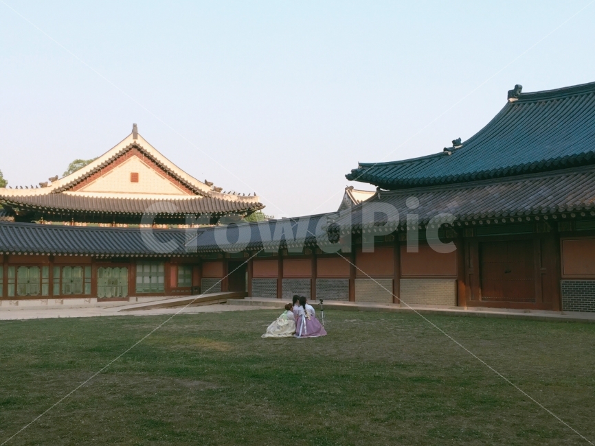 궁,한복,셀카,경복궁,서울,여학생,여자,전통,조선,castle,hanbok,tradition,seoul,woman,student,girl,사진,친구,문화,photo,friend,culture,잔디,여고생,한국전통,한국문화,korean traditional,korean culture,한복,한국전통의상,hanbok,korean traditional clothes,랜드마크,landmark,tourist attraction,한국랜드마크,한국관광지,한국명소,korea landmark,korea tourist attraction,사람,인물,인간,human,person,여성,여자,woman,female,lady,친구,우정,friendship,companion