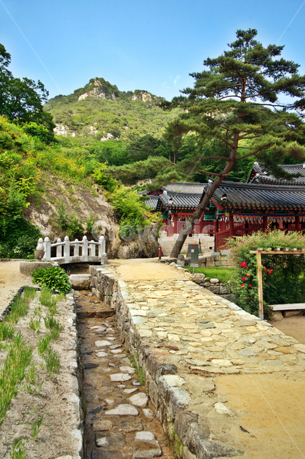 청평사,돌다리,오봉산,춘천,회전문,경운루,전각,불교사찰,푸른하늘,자연,배수로,한국전통,한국문화,korean traditional,korean culture,종교,신앙,religion,belief,faith,건축물,건물외관,exterior,building,structure,architecture,construction