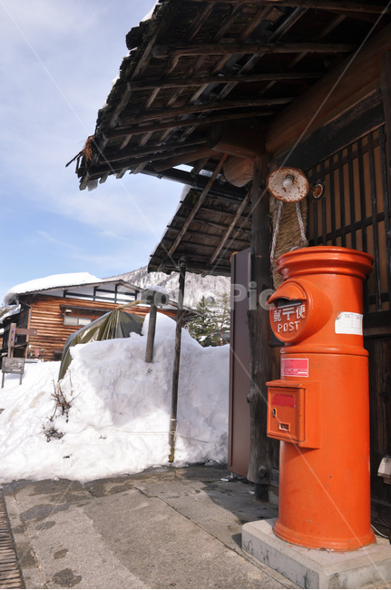 우체통,일본우체통,빨간우체통,편지함,시라카와고,겨울,계절,winter,season,건축물,건물외관,exterior,building,structure,architecture,construction