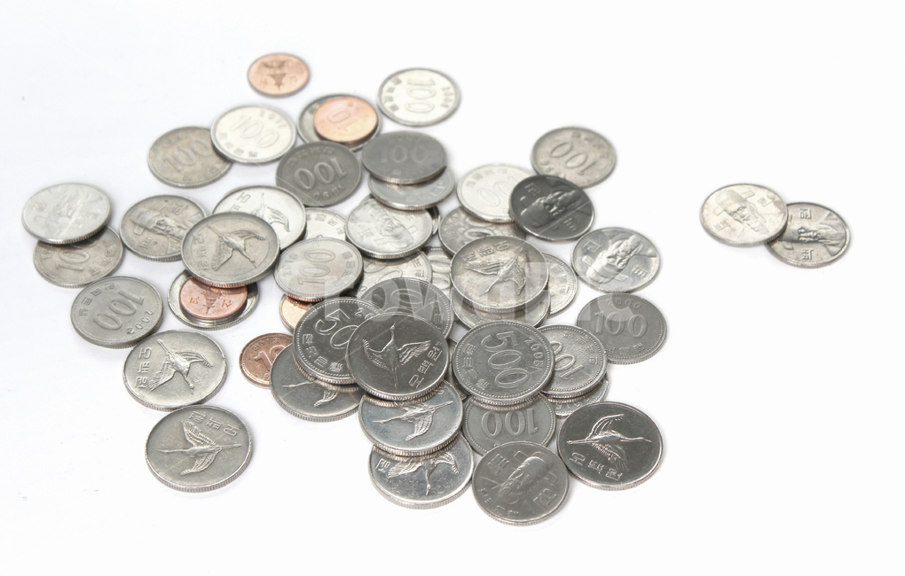한국,한국동전,동전,100원,10원,500원,금속,은색,흰배경,금융,실버,경제,banking,korea,coin,metal,money,silver,won,cash,돈,더미,덩어리,group,쌓인,많은,many,금융,돈,finance,banking,money,연출,컨셉,콘셉,direction,concept,누끼,remove background