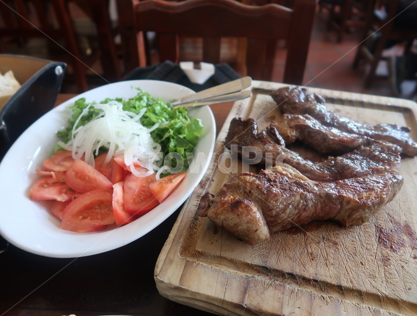 furniture,가구,chair,의자,나무,샐러드,토마토,채소,야채,초록,양파,고기,소고기,asado,바게트,빵,오일,식당,도마,갈비,외국,유럽,음식,food,meal,점심,식사,맛집,남미,중남미,돼지고기,혼밥,밥,육식,음식,식재료,요리,food,cook,meal,dishes,food reserves,양식,서양음식,서양요리,western food,western dishes,western meal,western cook
