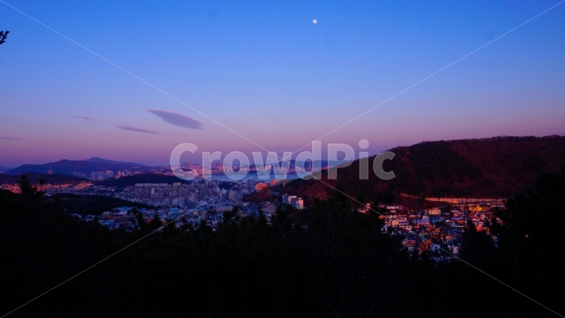 산,달,구름,노을,집