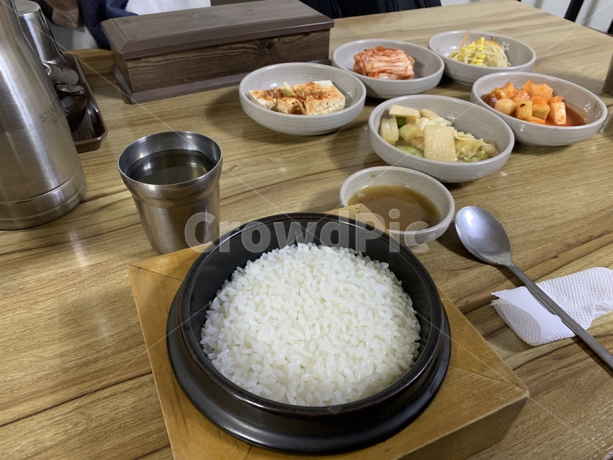 쌀밥,밥,한식,korean,food,restaurent,레스토랑,음식,meal,식사,dinner,반찬,깍두기,물컵,한식당,돌솥밥