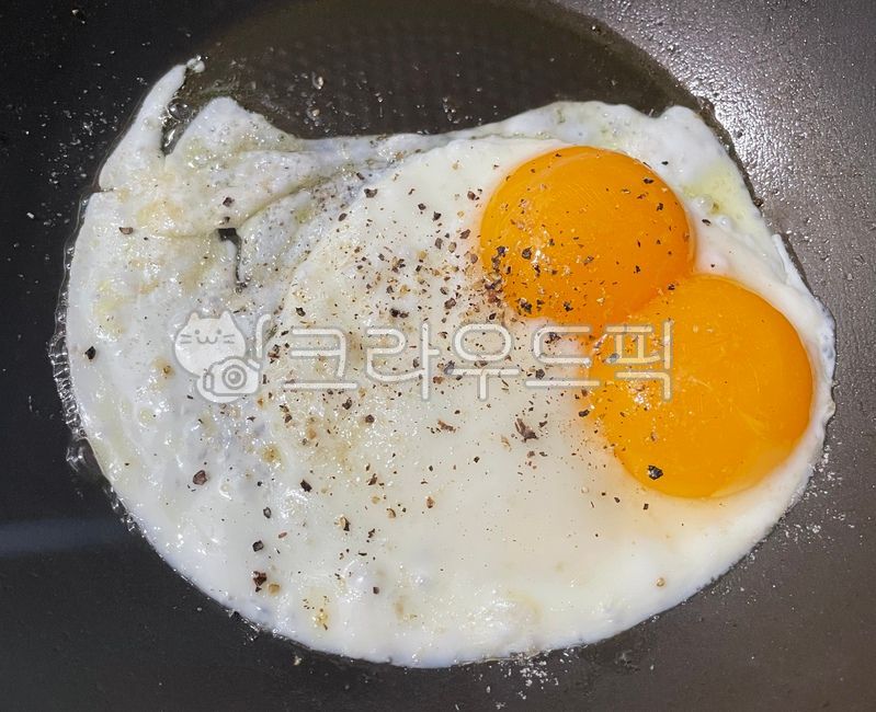 pepper,fried egg,egg,softboiled,twin eggs,bottom liver,side dish,Fried egg,ingredients,frying pan,cooking,salt,double egg,cook,fry,food,meal,dish,mukbang,breakfast