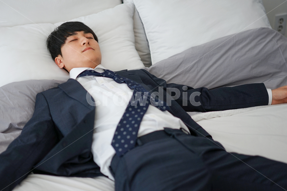 남성,남자,정장,침대,집,실내,침실,수면,취침,양복,사람,인물,인간,human,person,남성,남자,man,male