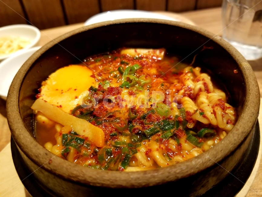 food,음식,meal,식사,bowl,사발,부대찌게,찌게,저녁,음식,식재료,요리,food,cook,meal,dishes,food reserves,한식,한국음식,한국요리,korean food,korean dishes,korean meal,korean cook
