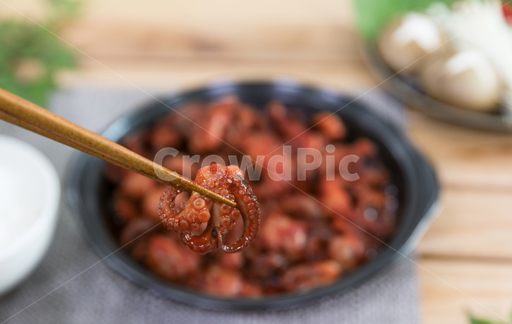 주꾸미,요리,다이어트,매운음식,식기류,건강식,조리법,그릇,테이블,식사,맛있다,먹다,별미,낙지,문어,맵다,짜다,준비,숟가락,식탁,붉다,해산물,바다요리,재료,배고프다,무침,볶음,식당,볶다,젓가락,매콤하다,양념,밥도둑,쌀,밥,야채,음식,식재료,요리,food,cook,meal,dishes,food reserves,한식,한국음식,한국요리,korean food,korean dishes,korean meal,korean cook