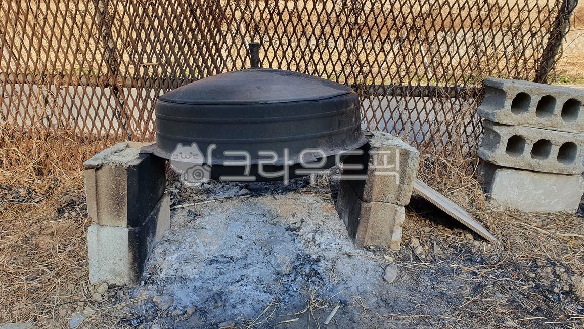 가마솥,부뚜막,부엌,아궁이,솥뚜껑,솥,뚜껑,옛날,옛날부엌,한국적인,전통적인,전통,주방,한국,문화,오래된,낡은,한국전통,한국문화,koreantraditional,koreanculture,키친,주방용품,요리도구,kitchen,kitchenware,cookroom,cookingutensil