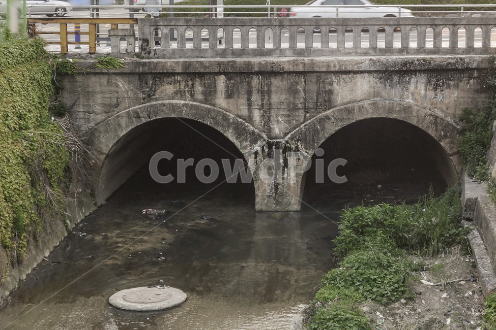 하수구,굴다리,water,물,옛날스런,오염,맨홀,좌천동,범일동,넘쿨,녹조,다리,bridge,낡은,old,vintage,폐수,오물,개울,시내,sewage,하수,contaminated